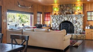 Shoreline Lakehouse by AvantStay Majestic Lakefront Cabin w Hot Tub Fire Pit - 5