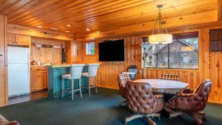 Shoreline Lakehouse by AvantStay Majestic Lakefront Cabin w Hot Tub Fire Pit - 4