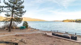 Shoreline Lakehouse by AvantStay Majestic Lakefront Cabin w Hot Tub Fire Pit - 9