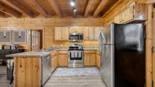 Brookshore by AvantStay Relaxing Backyard Creek 10mins from Pigeon Forge - 2