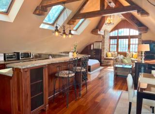 Private 1,000 Sq Ft Waterfront Loft - 9