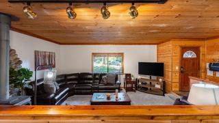 Whiskey Springs by AvantStay Classic Cabin Near Tahoe Donner Ski Area - 2