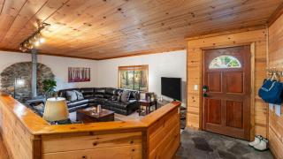 Whiskey Springs by AvantStay Classic Cabin Near Tahoe Donner Ski Area - 4