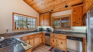 Wolfs Lair by AvantStay Swiss Chalet w Private Hot Tub Access to Northstar Resort Community - 4