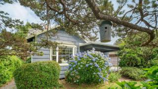 Beach Pines Bungalow by AvantStay Classic Cottage Steps to the Beach w Private Yard - Arch Cape - 9