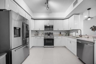 RIVER FLY IN Luxury Condo 2BR w Huge Balcony RFI-305 - 1