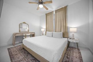 RIVER FLY IN Luxury Condo 2BR w Huge Balcony RFI-305 - 9