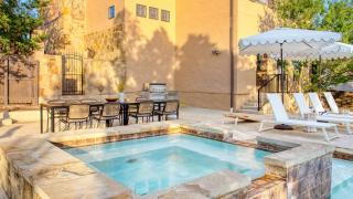 Hudson by AvantStay Magnificent Home w Beautiful Views Multiple Living Areas Pool Games - Austin - 8