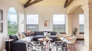 Hudson by AvantStay Magnificent Home w Beautiful Views Multiple Living Areas Pool Games - 3