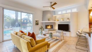 Pool Hot Tub Yard Games Chic Midcentury Design Painted Sand by AvantStay - 4