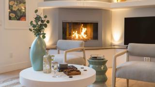 Pool Hot Tub Yard Games Chic Midcentury Design Painted Sand by AvantStay - 2