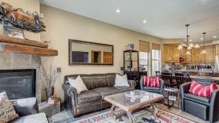 Hot Tub Walk to Main Street Town Ski Lift Park Ave Getaway by AvantStay - 4