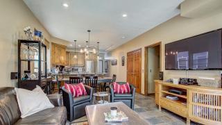 Hot Tub Walk to Main Street Town Ski Lift Park Ave Getaway by AvantStay - 5