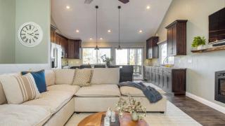 2 Decks Views Firepit Cozy Modern Relaxing Home Blue Spruce by AvantStay - 8