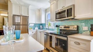 Pool 2 Blocks to Duval St Gated Community Month Long Stays Shipyard Treasure by AvantStay - Key West - 9