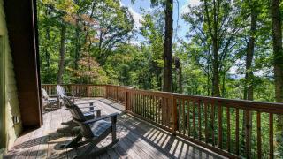 Firepit Mountain Views A-Frame in Fairview Honeycomb Hideaway by AvantStay - 7