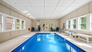 Smokey’s Paradise by AvantStay Sleeps 22 Pool - 8