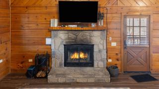 Dudley II by AvantStay Game Room Enclosed Deck w Hot Tub Views Cozy - Pigeon Forge - 4