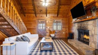 Dudley II by AvantStay Game Room Enclosed Deck w Hot Tub Views Cozy - Pigeon Forge - 5