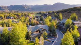 Conifer by AvantStay Secluded Cabin Amongst the Trees w Hot Tub - 8