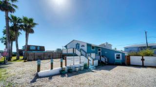 Big Yard w Priv Pool Firepit Patio Near the Beach Reel Time by AvantStay - 3