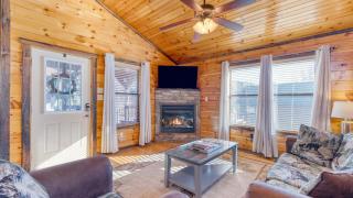 Bear Cove by AvantStay Hot Tub Pool Table - 8