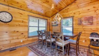 Bear Cove by AvantStay Hot Tub Pool Table - 4