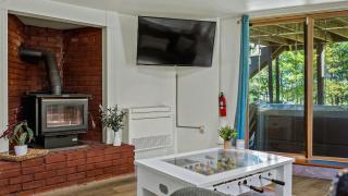 Lake It Right by AvantStay Lakefront w Dock Hot Tub Fire Pit Game Room - 2