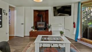 Lake It Right by AvantStay Lakefront w Dock Hot Tub Fire Pit Game Room - 3