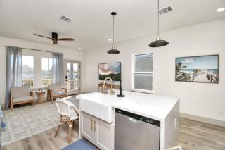 Bay Breeze Bungalow - Game Room & Pet Friendly - 1