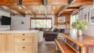 Updated Chic 4BDR w Large Deck Close to the Lake Avalon Pines by AvantStay - 8