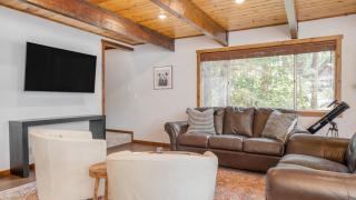 Updated Chic 4BDR w Large Deck Close to the Lake Avalon Pines by AvantStay - 5