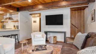 Updated Chic 4BDR w Large Deck Close to the Lake Avalon Pines by AvantStay - 4