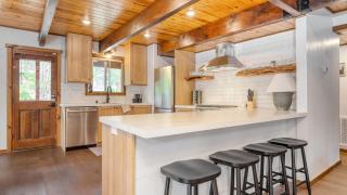 Updated Chic 4BDR w Large Deck Close to the Lake Avalon Pines by AvantStay - 1