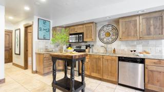 Snow King by AvantStay Close to the Slopes w Hot Tub - 1