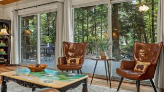 The Four Seasonal by AvantStay Hot Tub Spacious Deck Fire Pit - Pocono Pines - 2