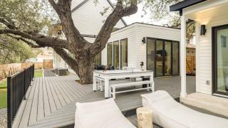 Modern Retreat w Pool Guest House Deck Lounge Henley by AvantStay - 8