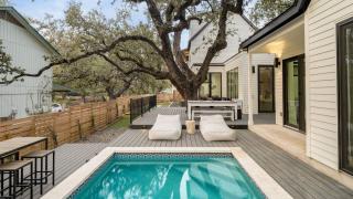 Modern Retreat w Pool Guest House Deck Lounge Henley by AvantStay - 7