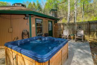 Pet friendly, hottub, sleeps 4, flat roads, GBurg! - 9