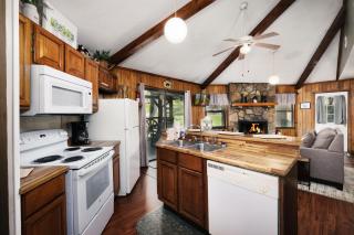 Pet friendly, hottub, sleeps 4, flat roads, GBurg! - 6