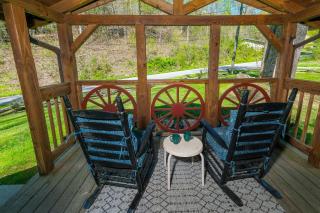 Pet friendly, hottub, sleeps 4, flat roads, GBurg! - 5