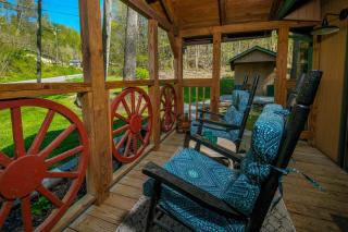 Pet friendly, hottub, sleeps 4, flat roads, GBurg! - 4