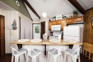 Pet friendly, hottub, sleeps 4, flat roads, GBurg! - 2