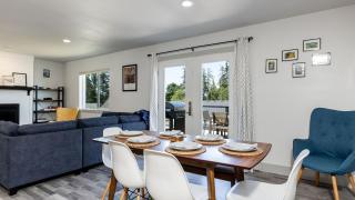 Twin Oaks Retreat by AvantStay Mins to Freeland - 1