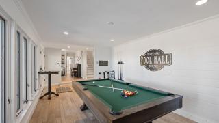 Hidden Oaks Farmhouse by AvantStay Hot Tub Deck - 6