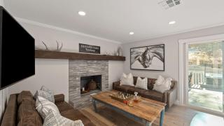 Hidden Oaks Farmhouse by AvantStay Hot Tub Deck - 2