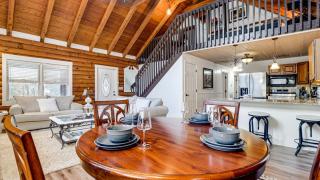 Artful Craftsman by AvantStay Sleeps 12 Hot Tub Firepit and Pond Gatlinburg National Parks - 3