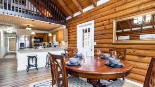 Artful Craftsman by AvantStay Sleeps 12 Hot Tub Firepit and Pond Gatlinburg National Parks - 1