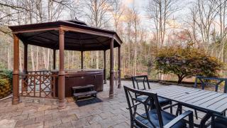 Artful Craftsman by AvantStay Sleeps 12 Hot Tub Firepit and Pond Gatlinburg National Parks - 9