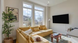 Minutes to Broadway Chic Newly Built 4BDR w Balcony 98 Degrees by AvantStay - 0